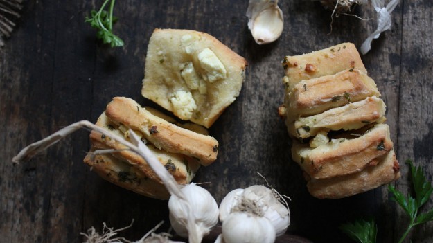 Domaćica kruh s češnjakom